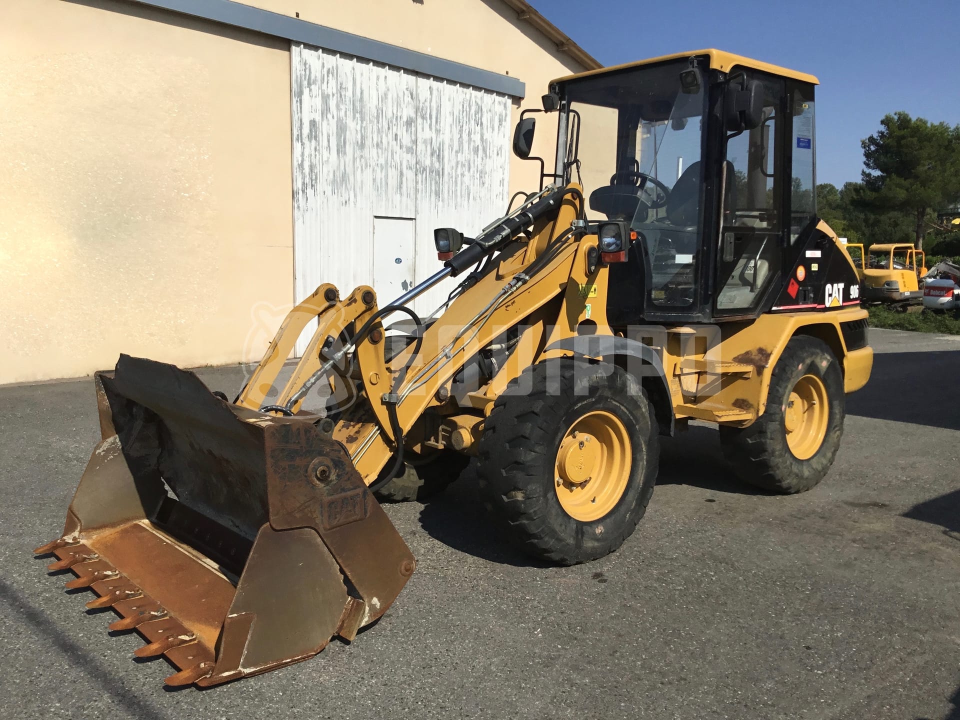 Caterpillar 906  - - Used Loader