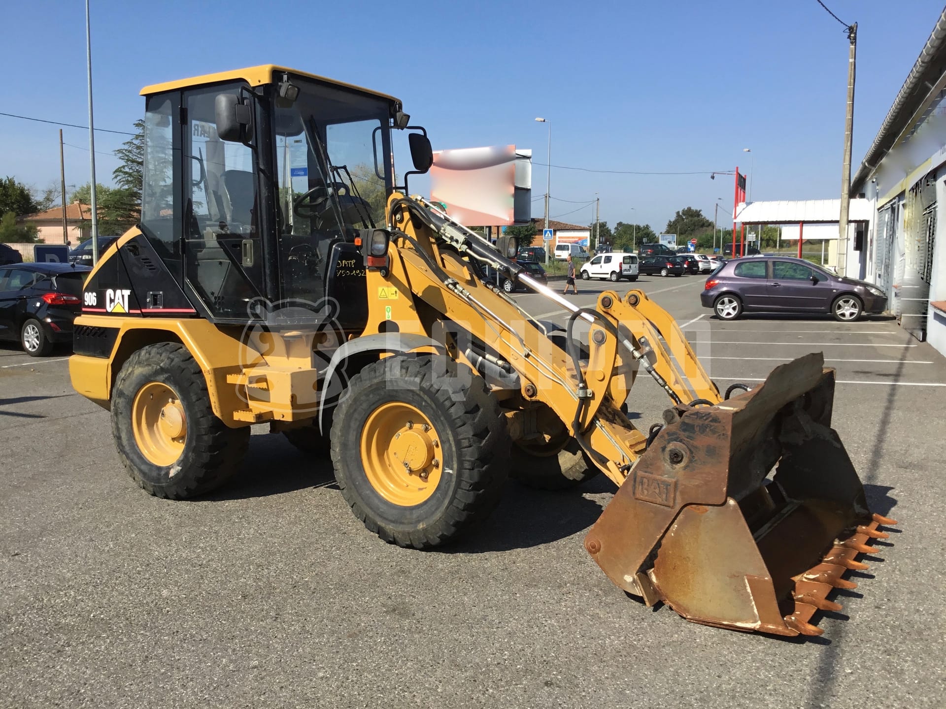 Caterpillar 906  - - Used Loader