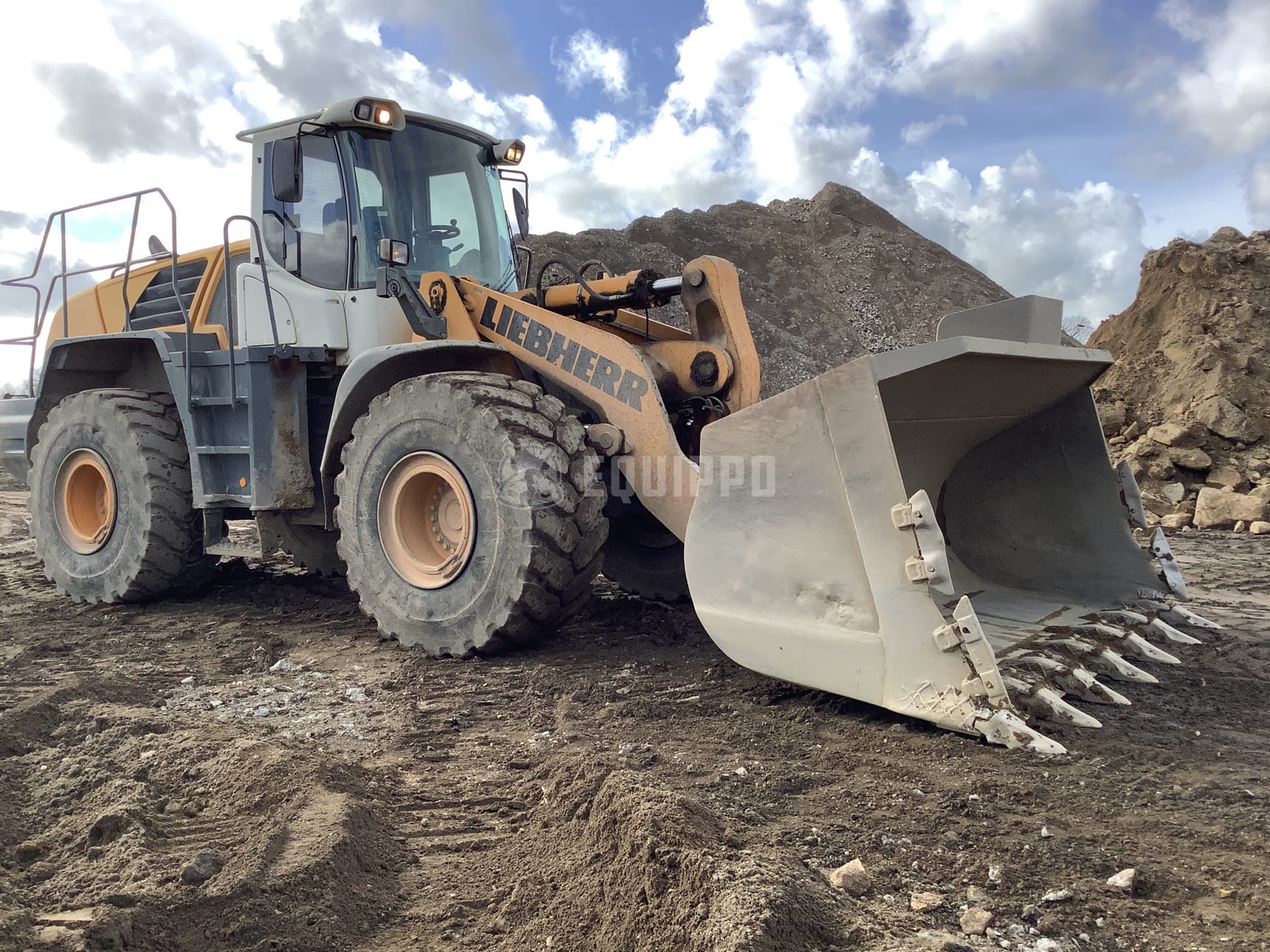 Liebherr L566 2PLUS2 - - Used Wheel Loader