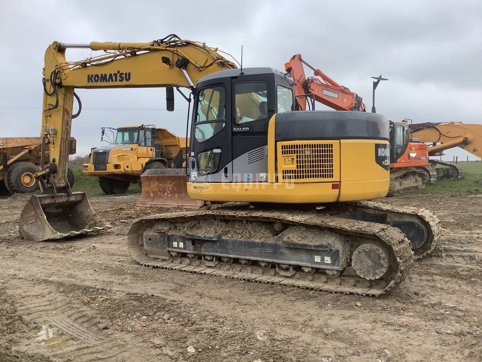 Komatsu PC228USLC-3EO  - - Excavadora de cadenas Usada