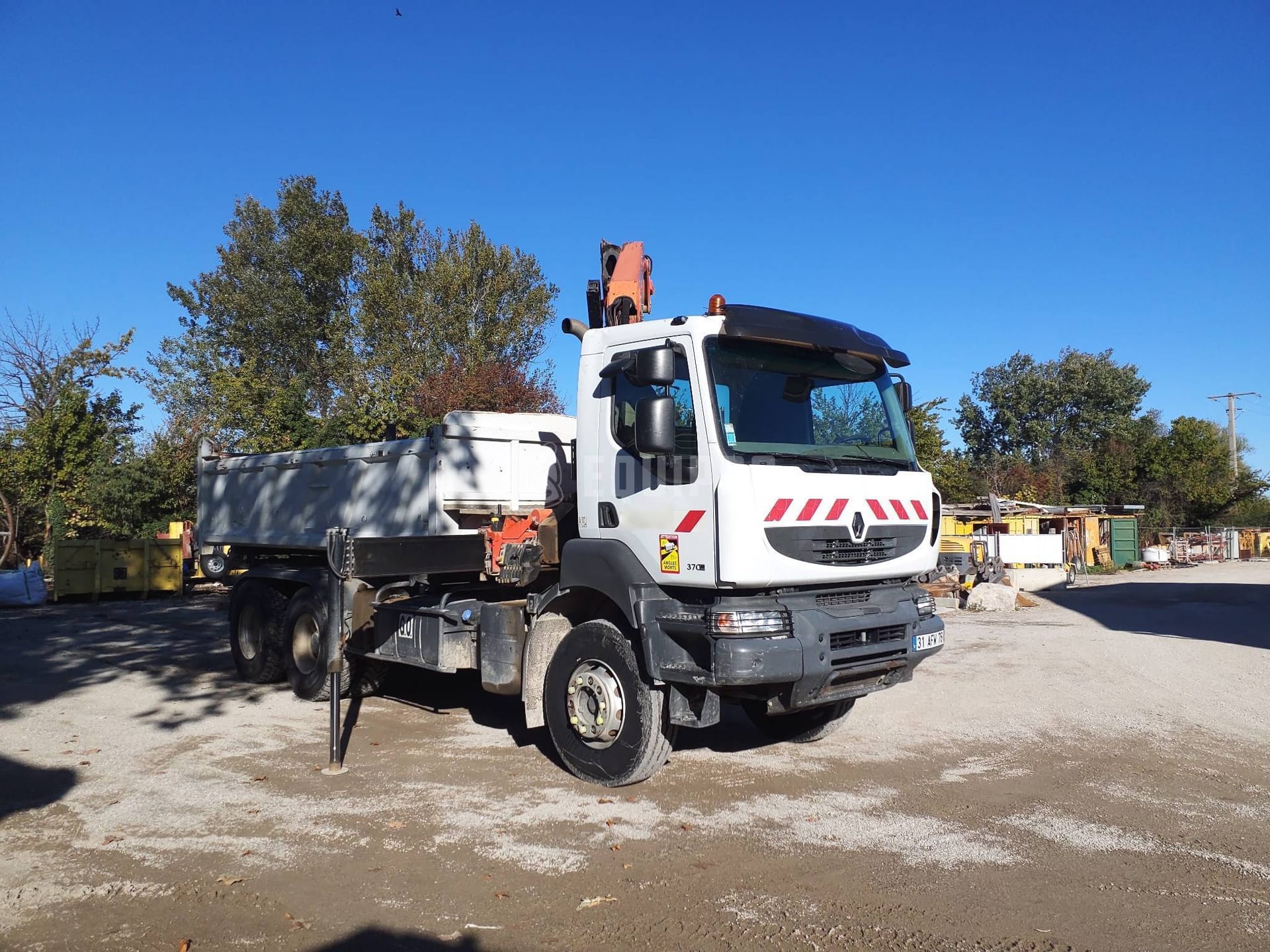 Renault Kerax 370 DXI with Palfinger Crane - - Used Tipper Truck