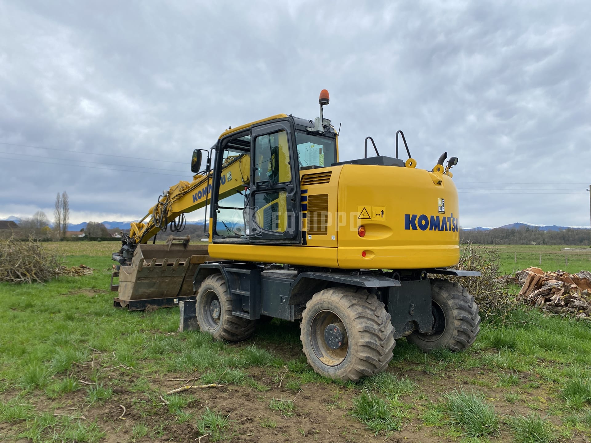 Komatsu PW148-10  - - Used Wheeled Excavator