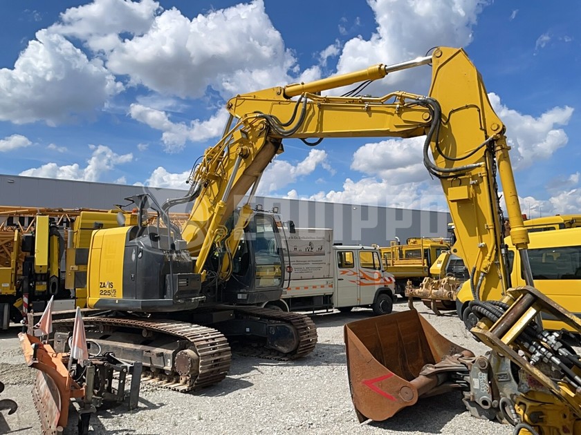 ユウザロック Hitachi ZX 225 USLC-5 Used Tracked Excavator for Sale | Equippo