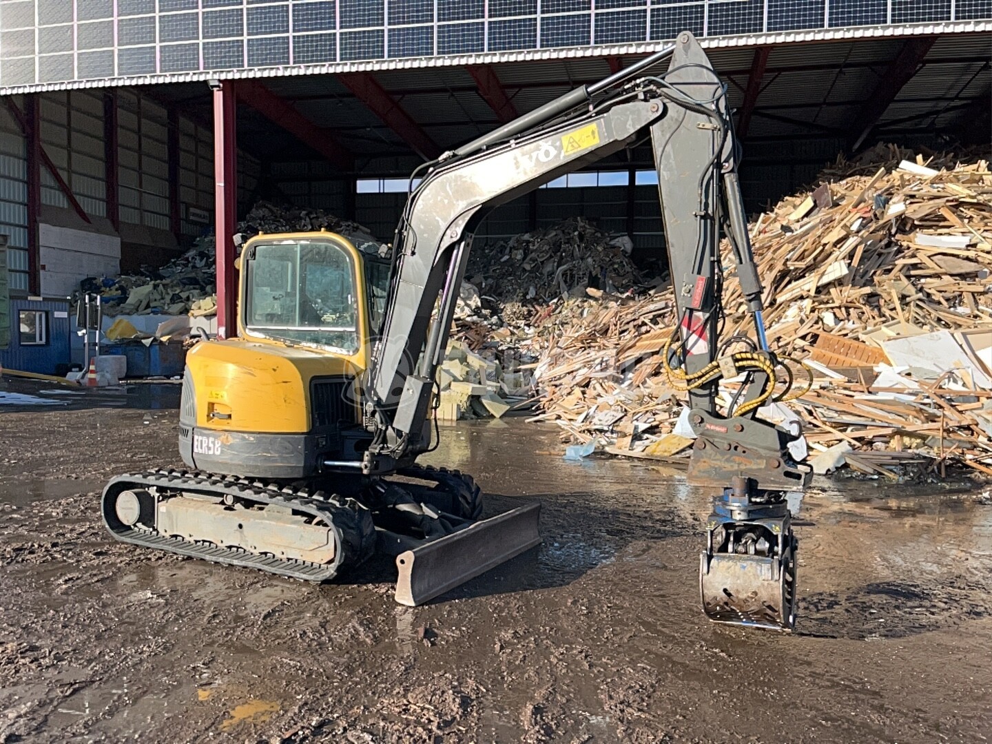 Volvo ECR58 with OilQuick quick coupler and rotating grapple - - Used Mini Excavator < 7t