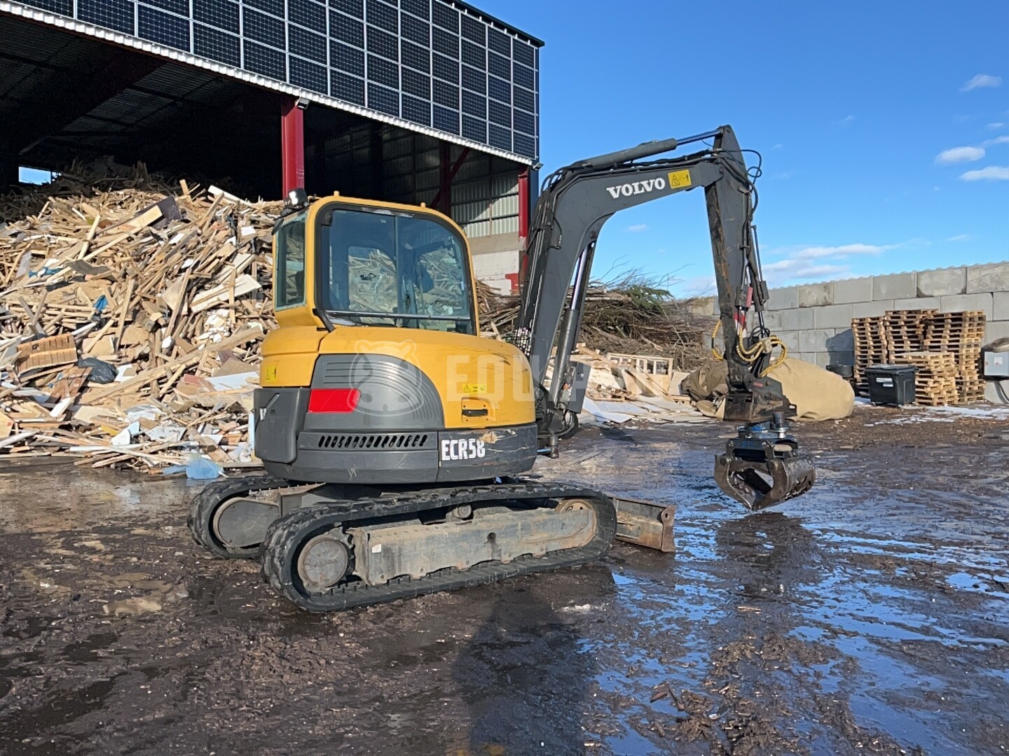 Volvo ECR58 with OilQuick quick coupler and rotating grapple - - Used Mini Excavator < 7t