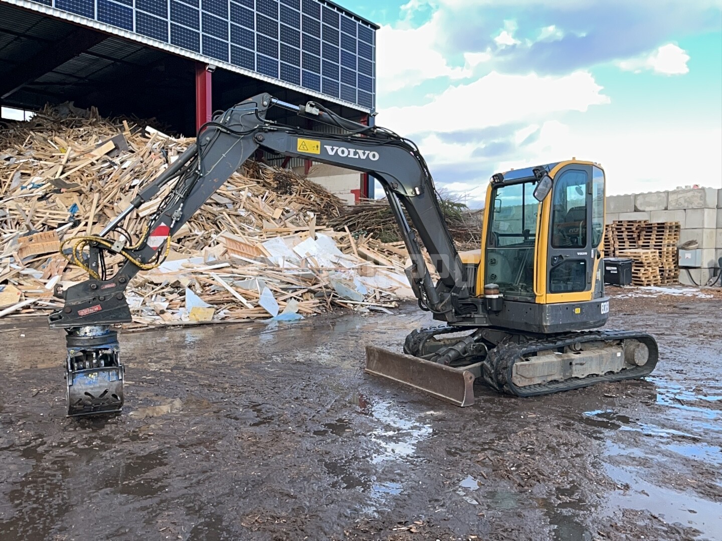 Volvo ECR58 with OilQuick quick coupler and rotating grapple - - Used Mini Excavator < 7t