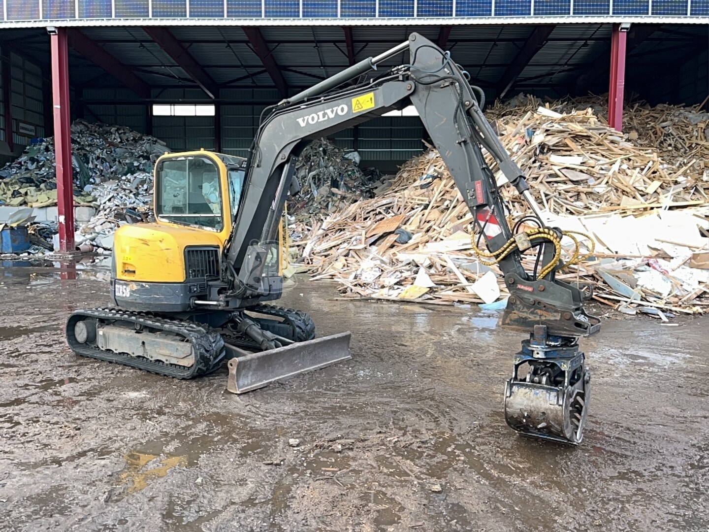 Volvo ECR58 with OilQuick quick coupler and rotating grapple - - Used Mini Excavator < 7t
