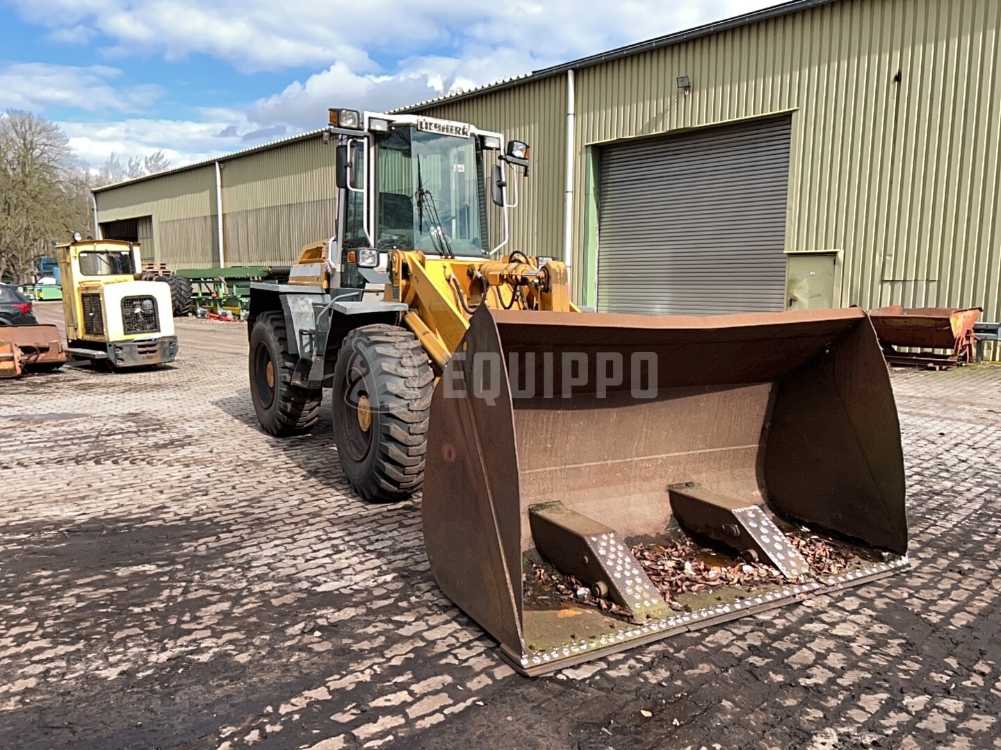Liebherr L 522 with High-Tipping Bucket - - Used Wheel Loader