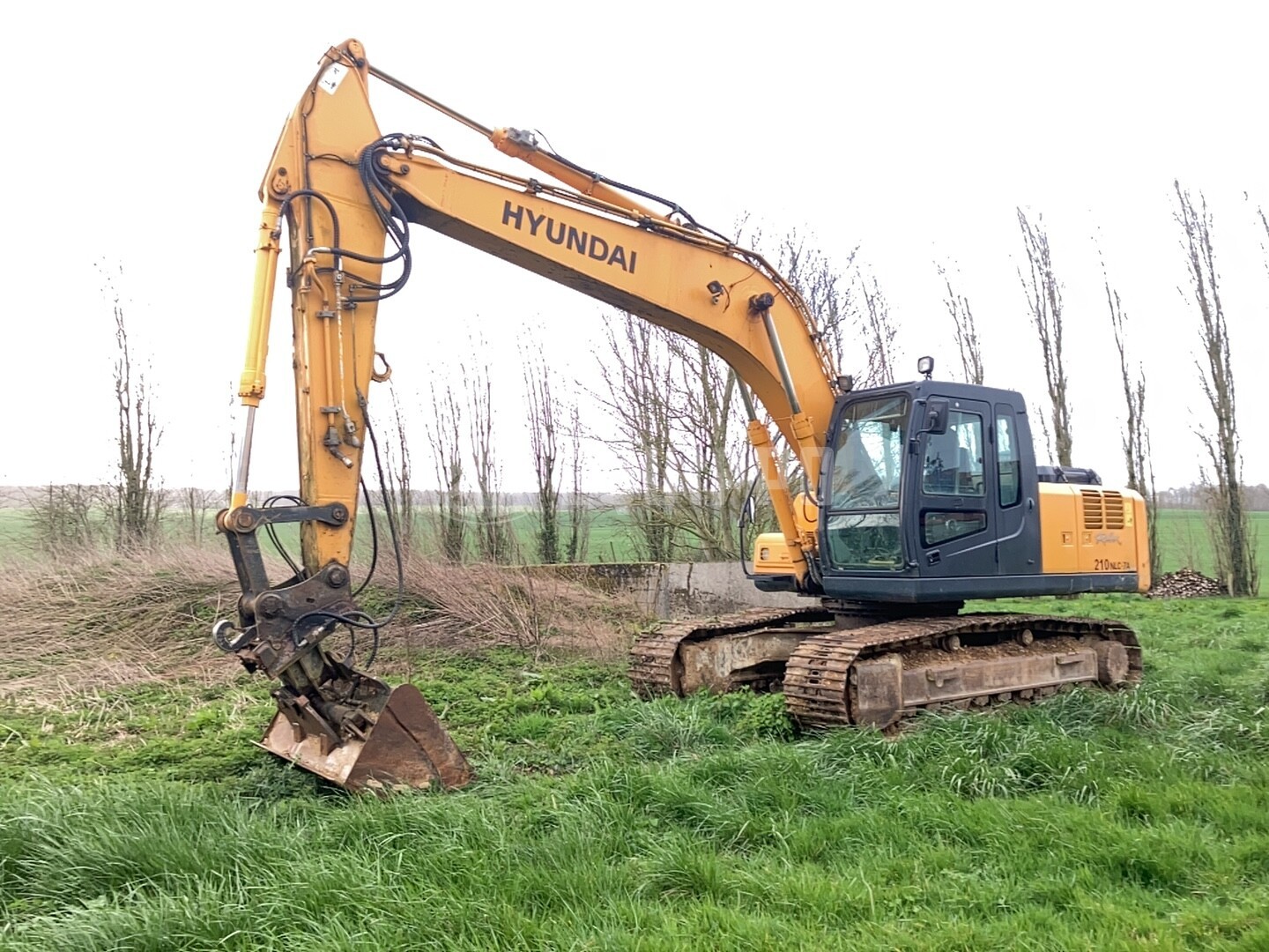 Hyundai Robex 210 NLC-7A con acoplamiento rápido (sin cubo) - - Excavadora de cadenas Usada