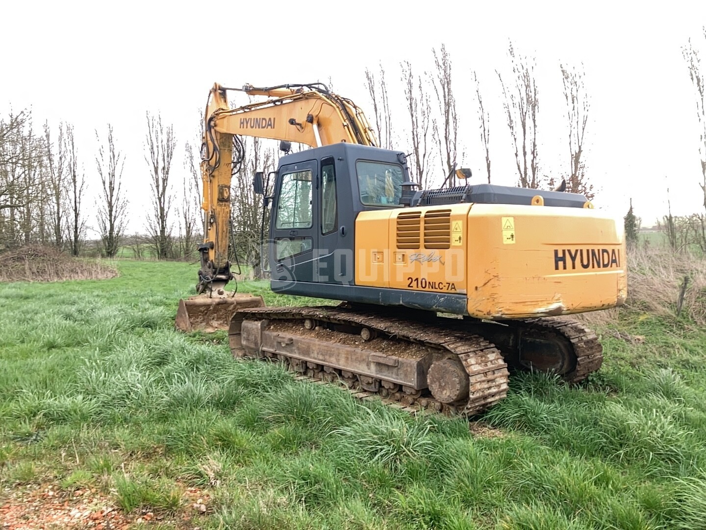 Hyundai Robex 210 NLC-7A con acoplamiento rápido (sin cubo) - - Excavadora de cadenas Usada