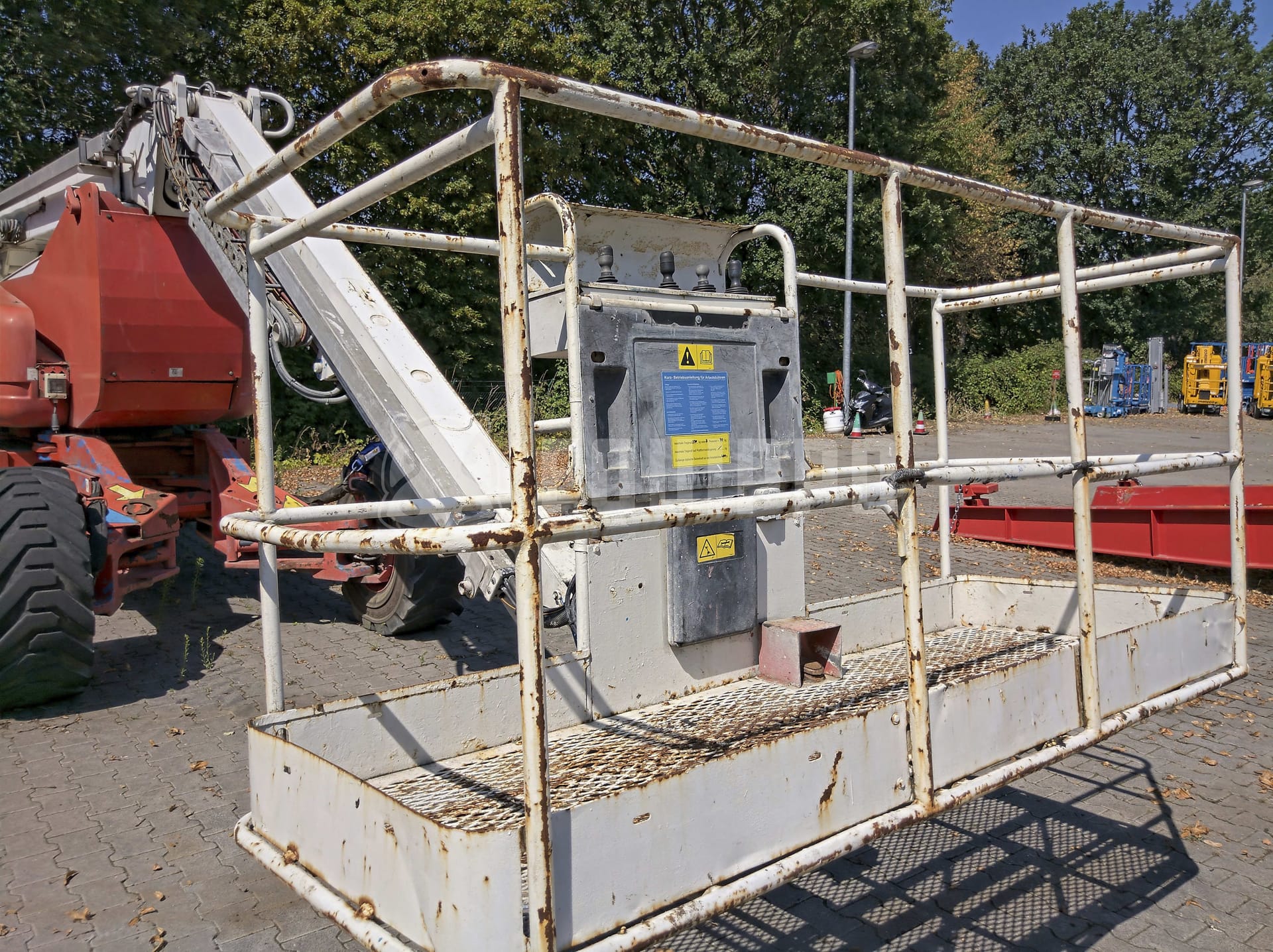 Genie Z-135  - - Used Articulated Boom Lift
