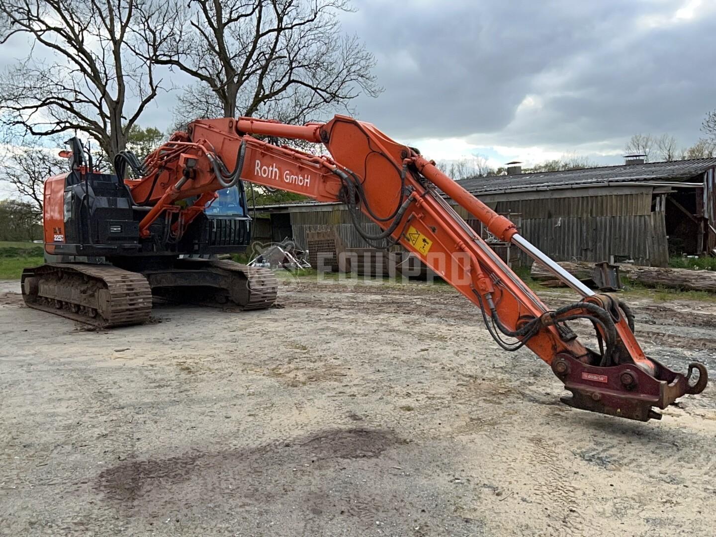Hitachi ZX 225 USLC-6 - - Pelle sur chenilles d’Occasion