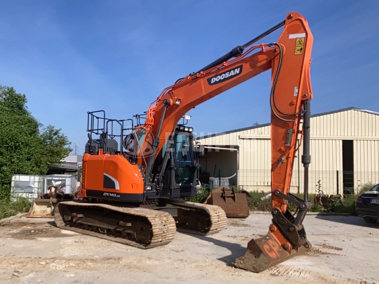Doosan DX140LCR-5 with Geith quickcoupler and 3 buckets - - Used Tracked Excavator