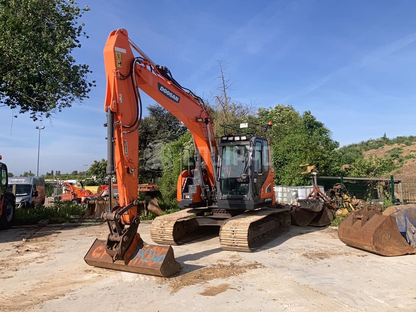 Doosan DX140LCR-5 with Geith quickcoupler and 3 buckets - - Used Tracked Excavator
