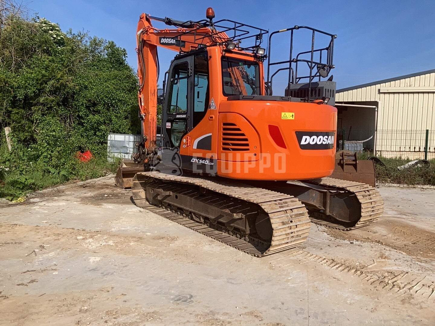 Doosan DX140LCR-5 with Geith quickcoupler and 3 buckets - - Used Tracked Excavator