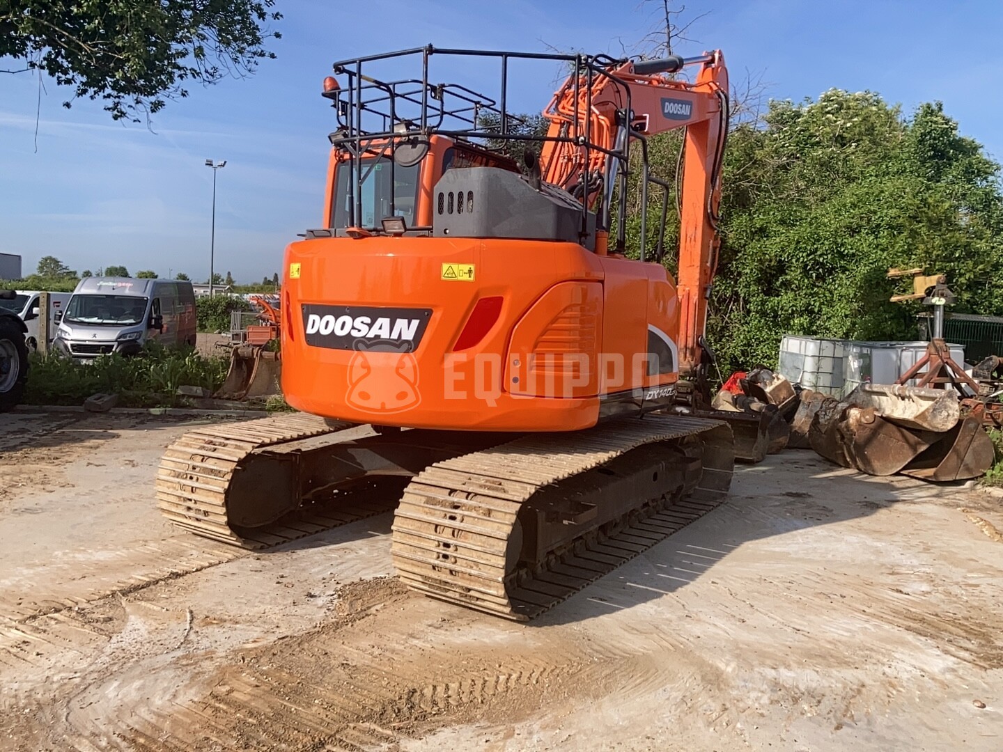 Doosan DX140LCR-5 with Geith quickcoupler and 3 buckets - - Used Tracked Excavator