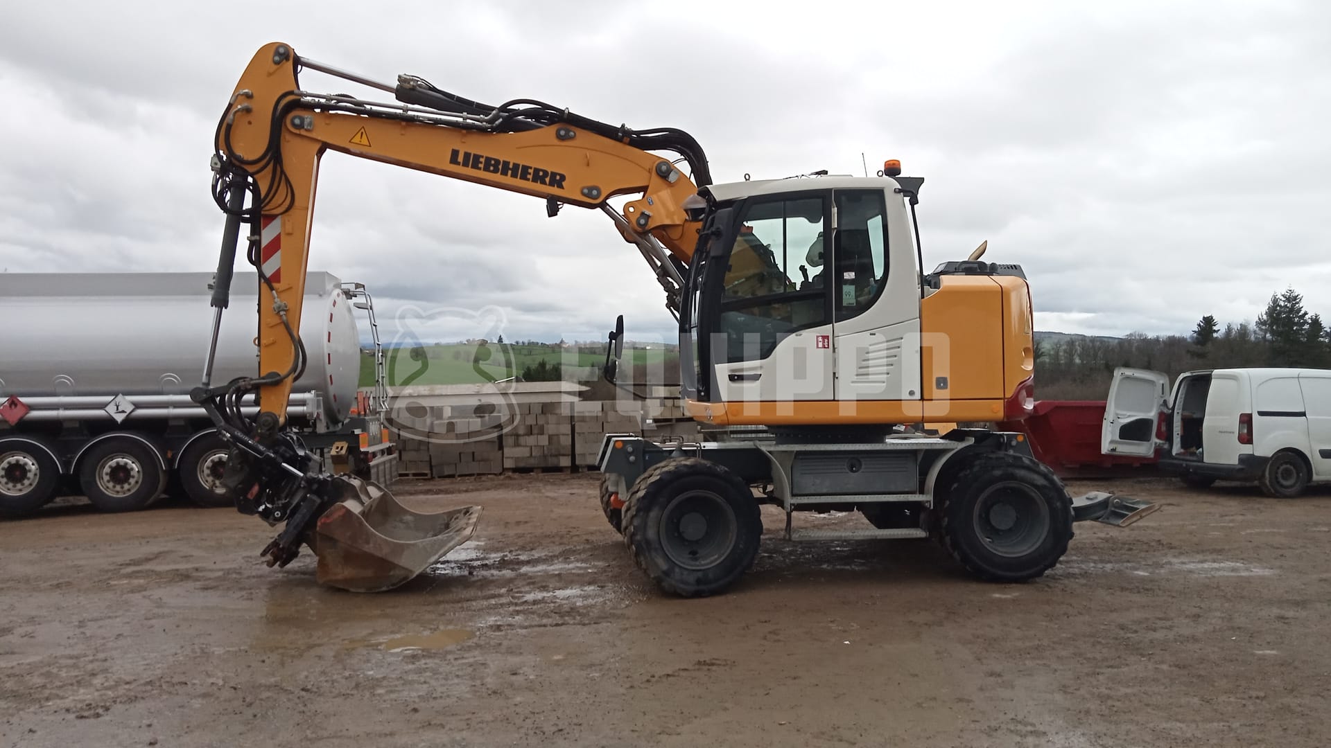Liebherr A 913 Compact Litronic with OilQuick Rototilt, 6 buckets, palletfork and hydraulic hammer - - Used Wheeled Excavator