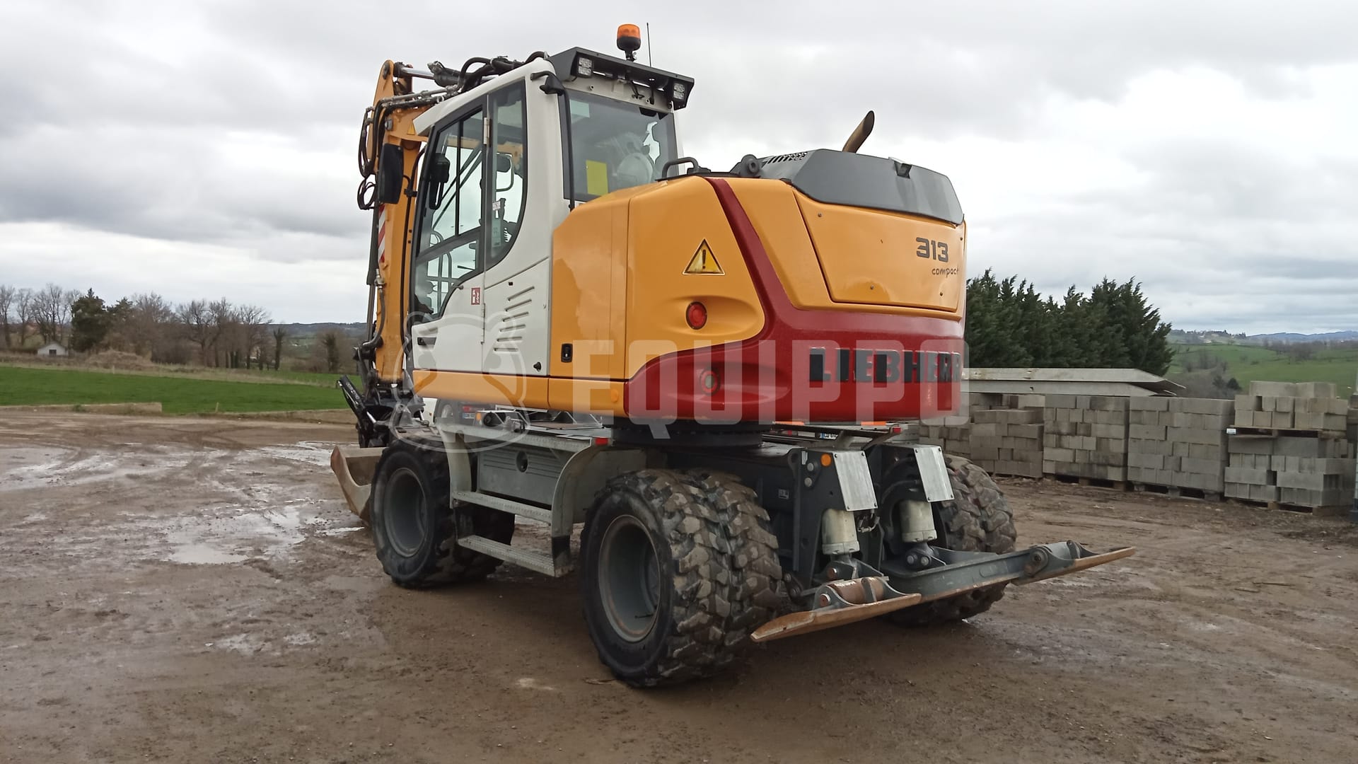 Liebherr A 913 Compact Litronic with OilQuick Rototilt, 6 buckets, palletfork and hydraulic hammer - - Used Wheeled Excavator