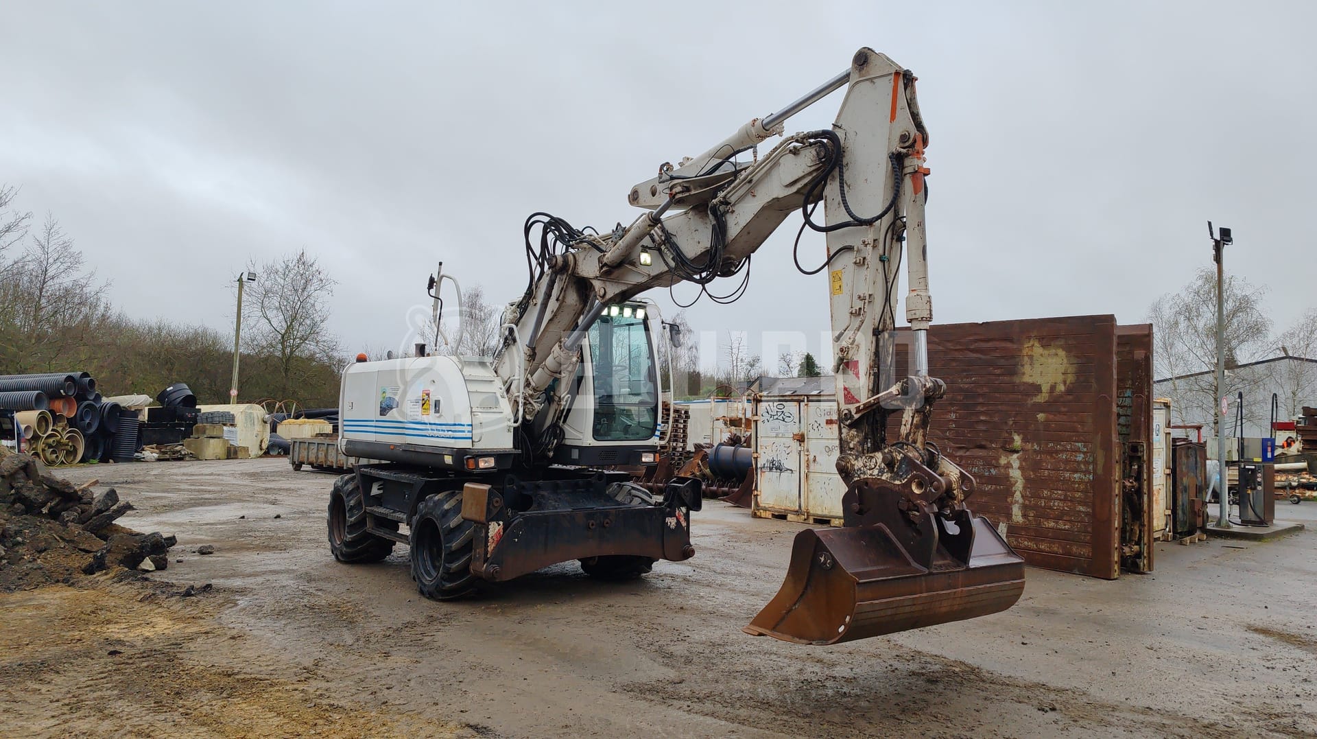 Hitachi ZX140W-3 avec 4 seaux - - Pelle sur pneus d’Occasion