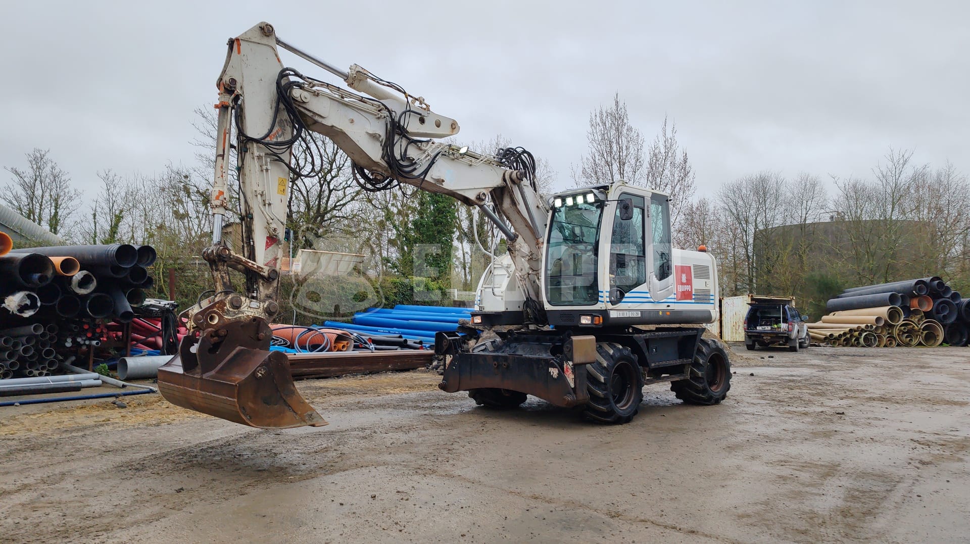 Hitachi ZX140W-3 avec 4 seaux - - Pelle sur pneus d’Occasion