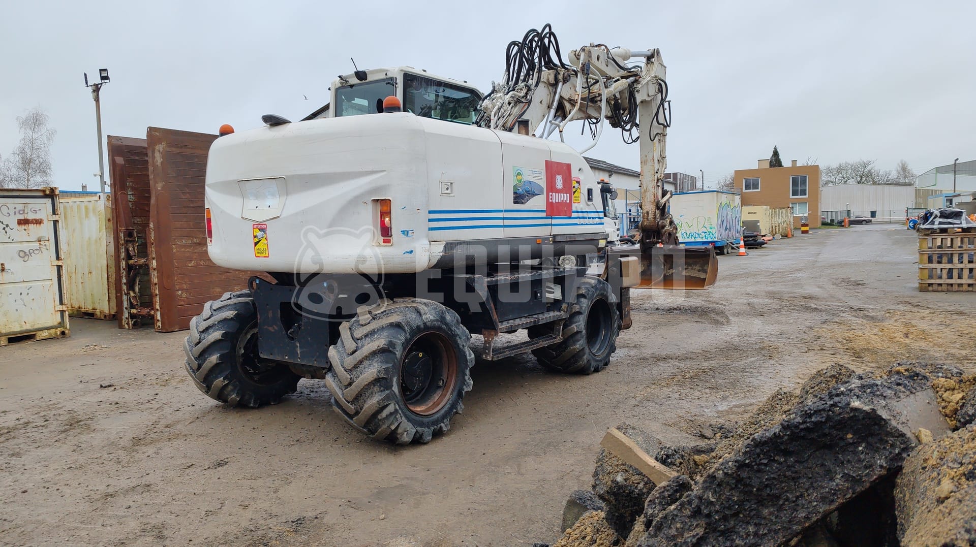 Hitachi ZX140W-3 avec 4 seaux - - Pelle sur pneus d’Occasion