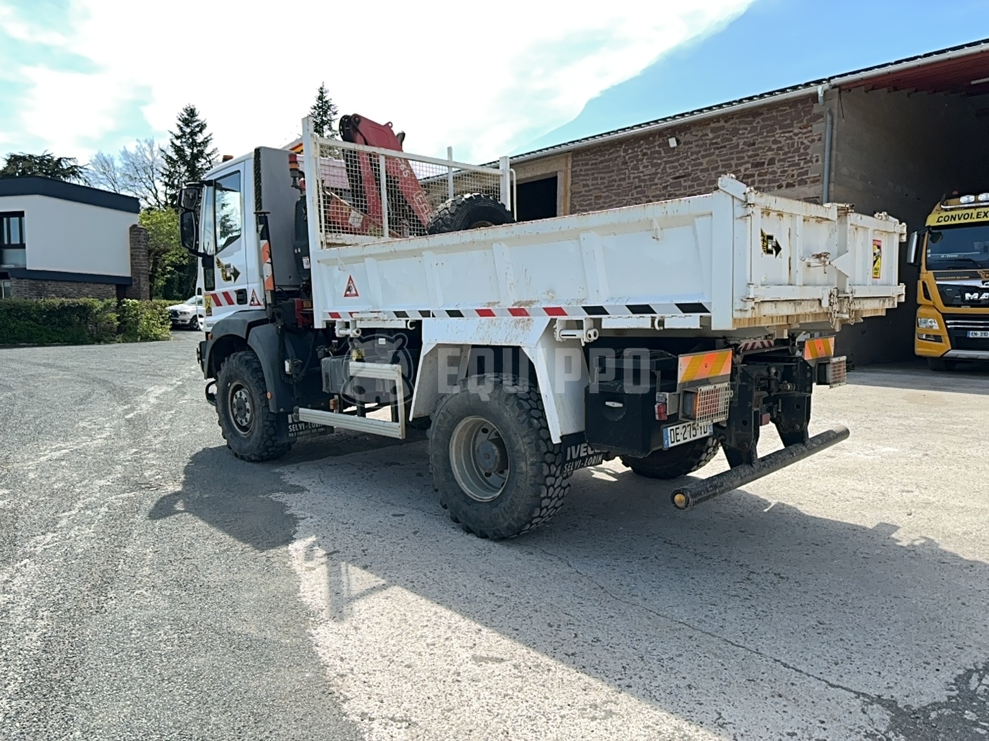 Iveco Eurocargo 100E18 4x4 benne avec grue Fassi - - Camion Grue d’Occasion