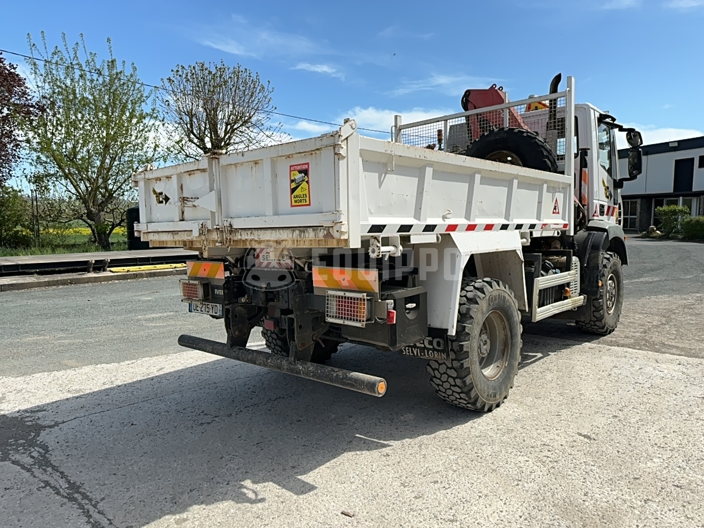 Iveco Eurocargo 100E18 4x4 benne avec grue Fassi - - Camion Grue d’Occasion