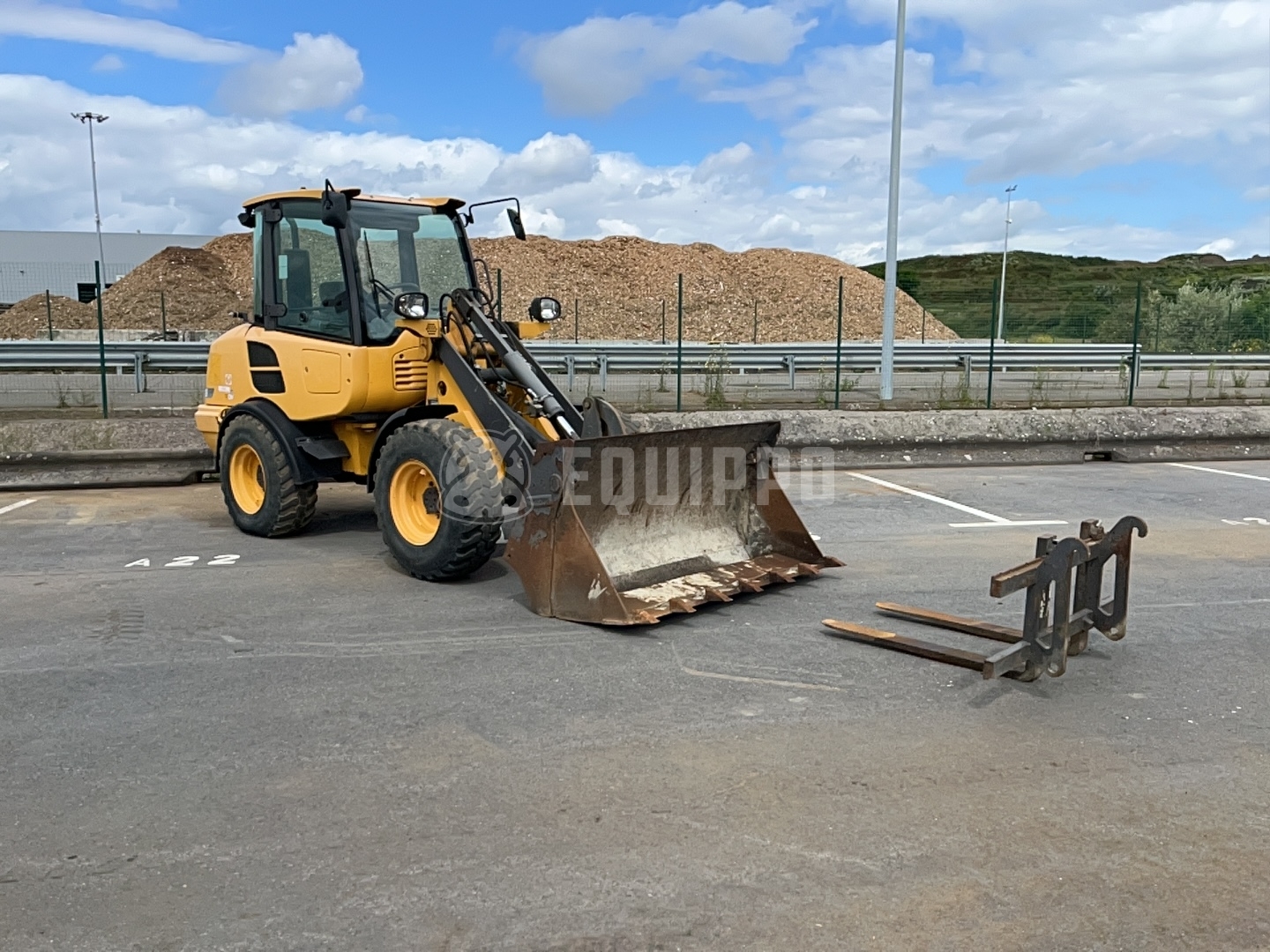 Volvo L25F avec godet 4-en-1 et fourche à palette - - Chargeur sur Pneus d’Occasion