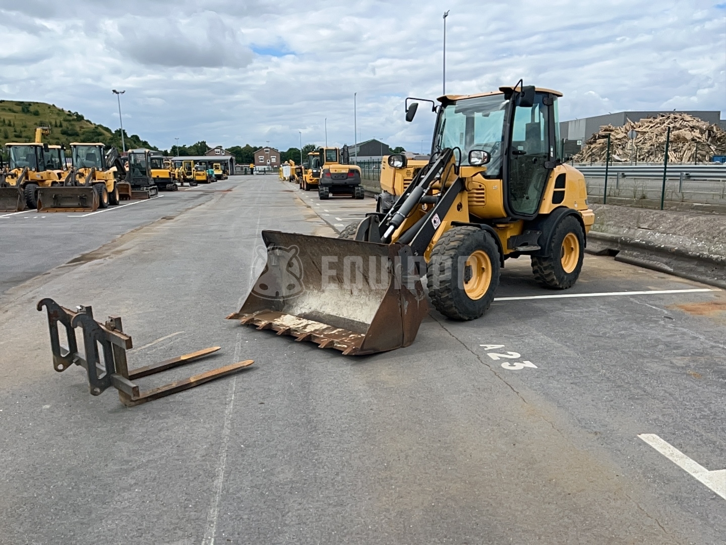 Volvo L25F avec godet 4-en-1 et fourche à palette - - Chargeur sur Pneus d’Occasion