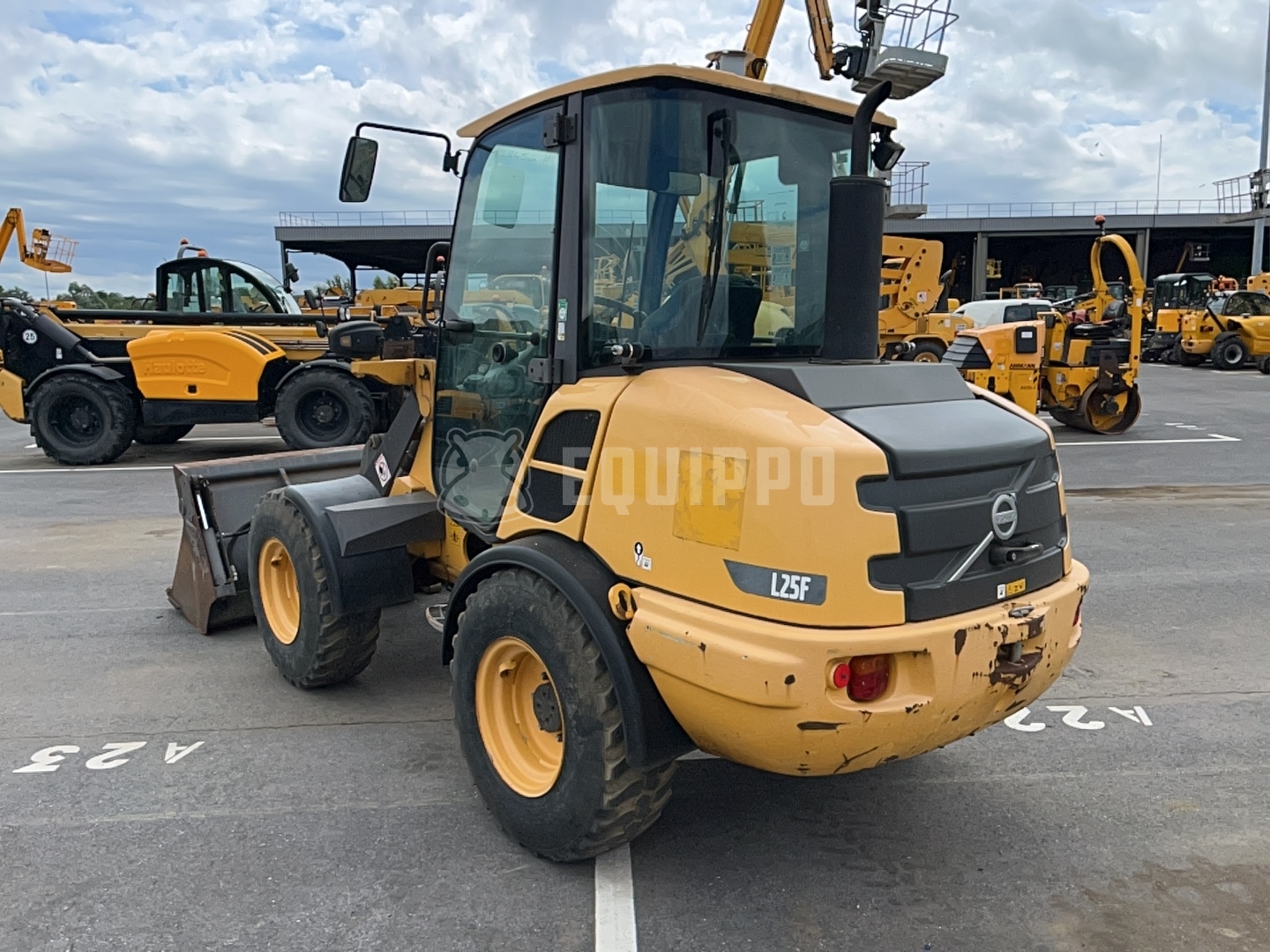 Volvo L25F avec godet 4-en-1 et fourche à palette - - Chargeur sur Pneus d’Occasion