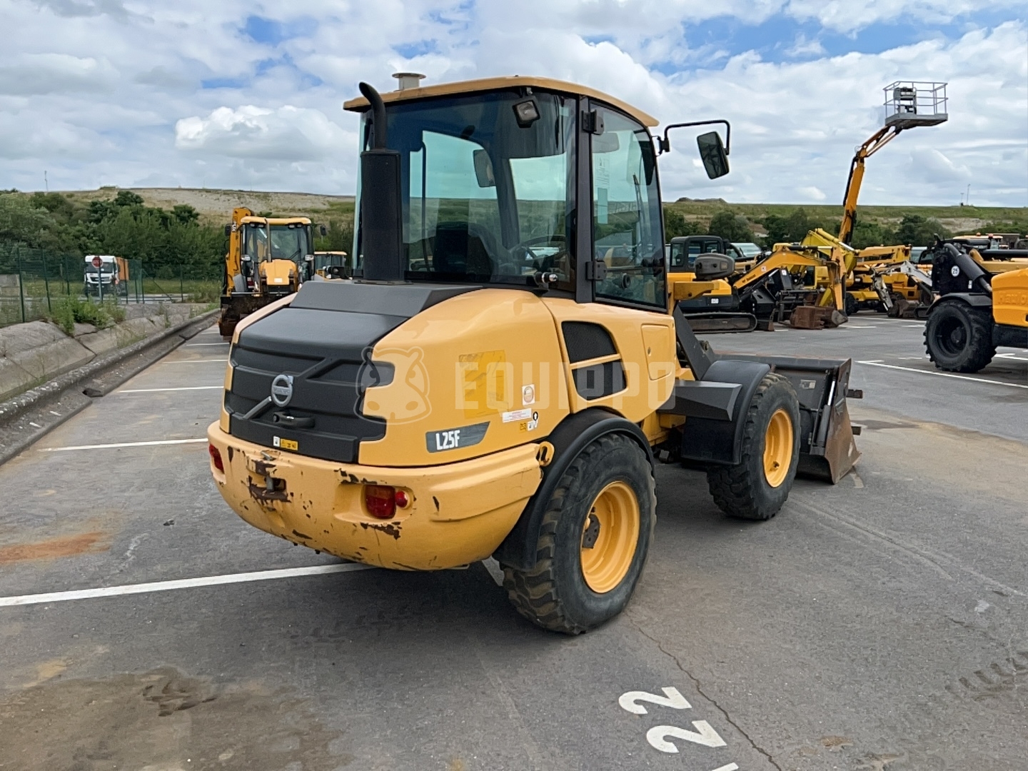 Volvo L25F avec godet 4-en-1 et fourche à palette - - Chargeur sur Pneus d’Occasion