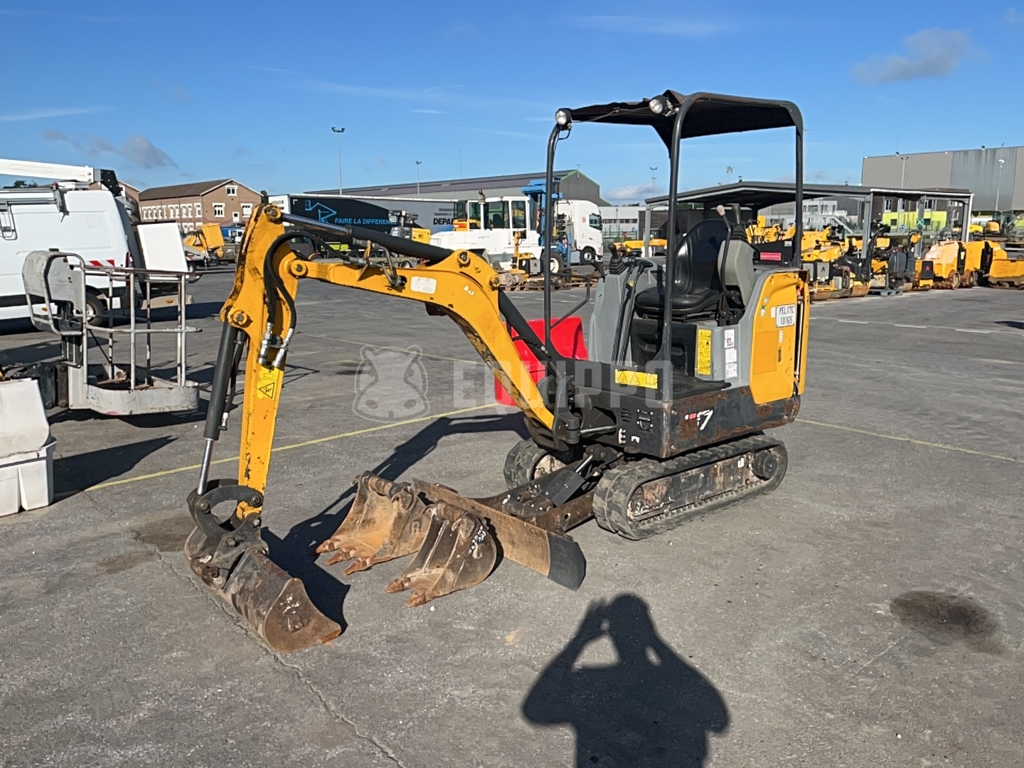 Bobcat E17 with 3 buckets - - Used Mini Excavator < 7t