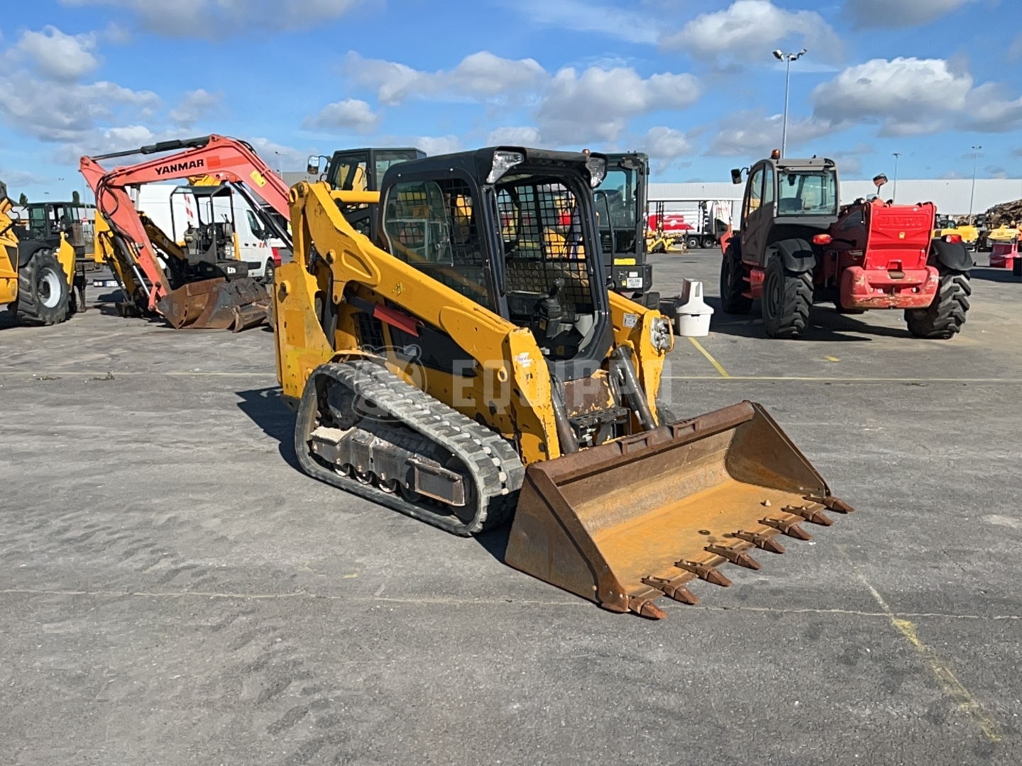 Bobcat T590 (damaged liftarms) - - Used Tracked Skid Steer