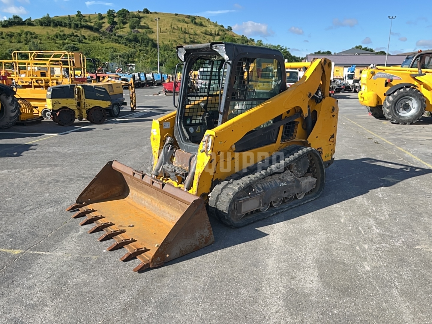 Bobcat T590 (damaged liftarms) - - Used Tracked Skid Steer