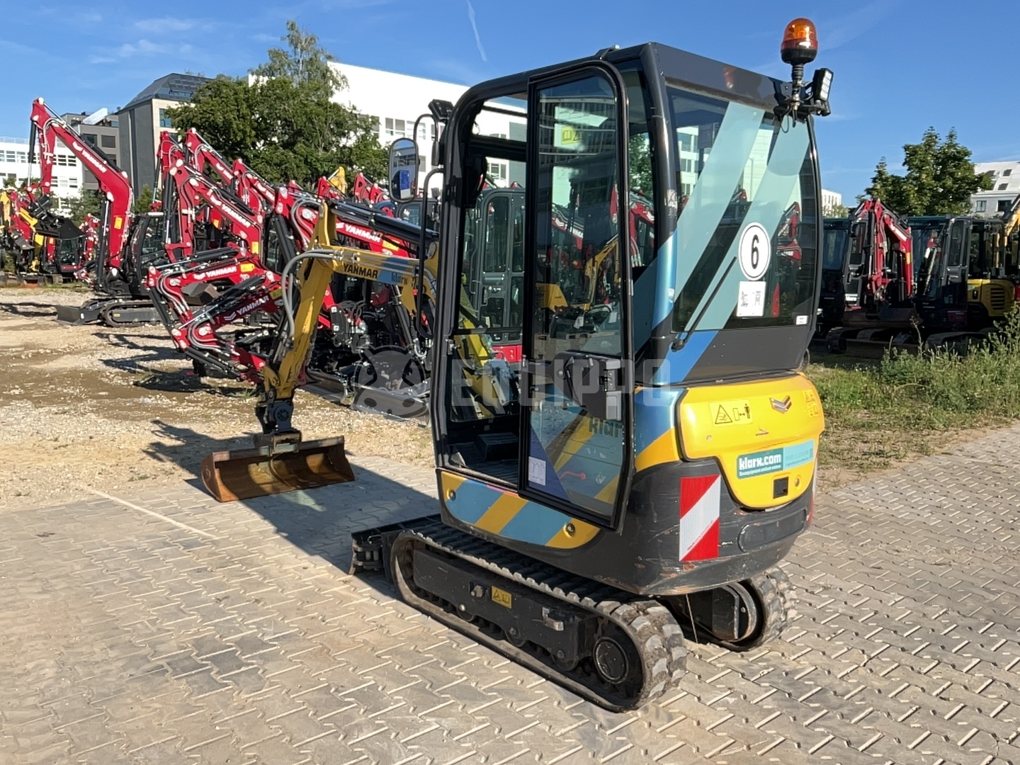 Yanmar SV18 with powertilt quickcoupler and bucket - - Used Mini Excavator < 7t