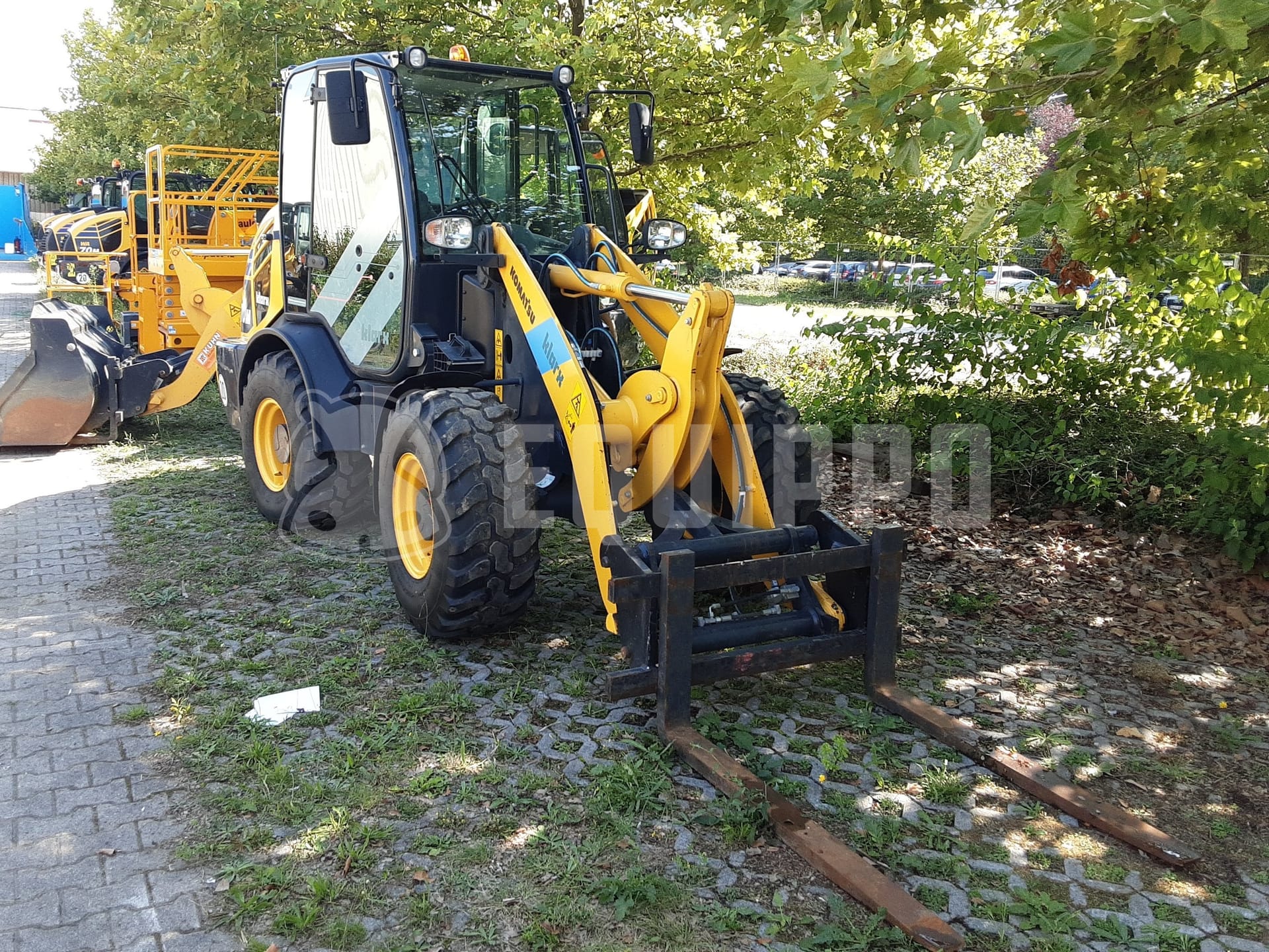 Komatsu WA70M-8E0 met graafbak en palletvork - - Gebruikte Wiellader