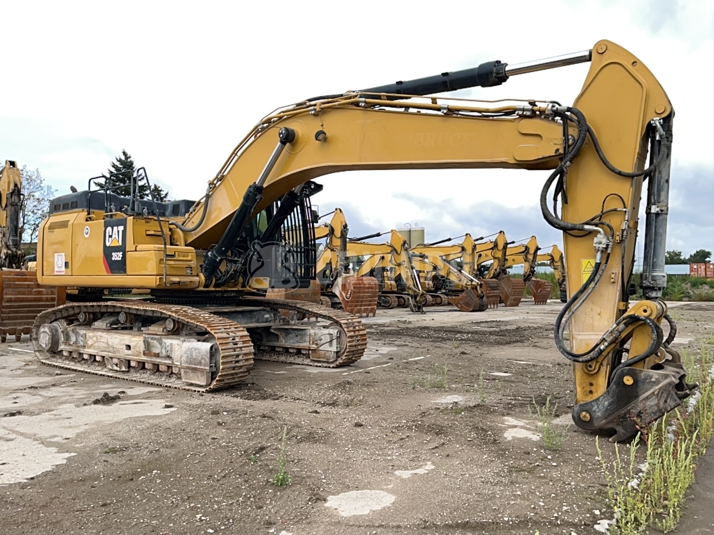 Caterpillar 352F with OQ-90 quickcoupler including one bucket AWR - - Used Tracked Excavator