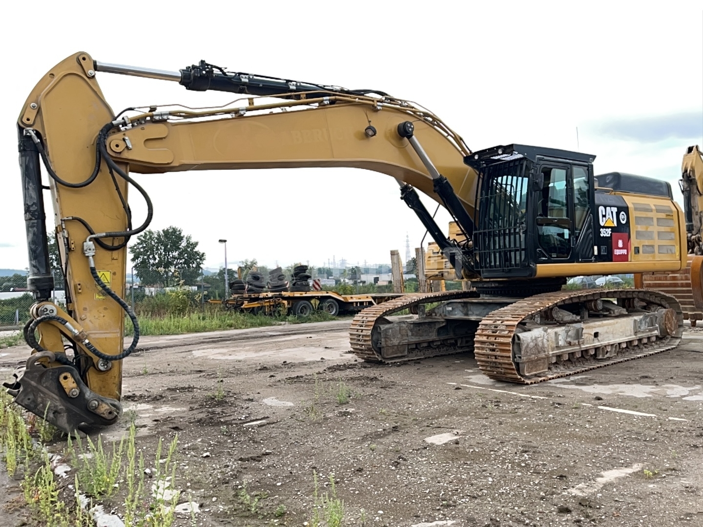 Caterpillar 352F with OQ-90 quickcoupler including one bucket AWR - - Used Tracked Excavator