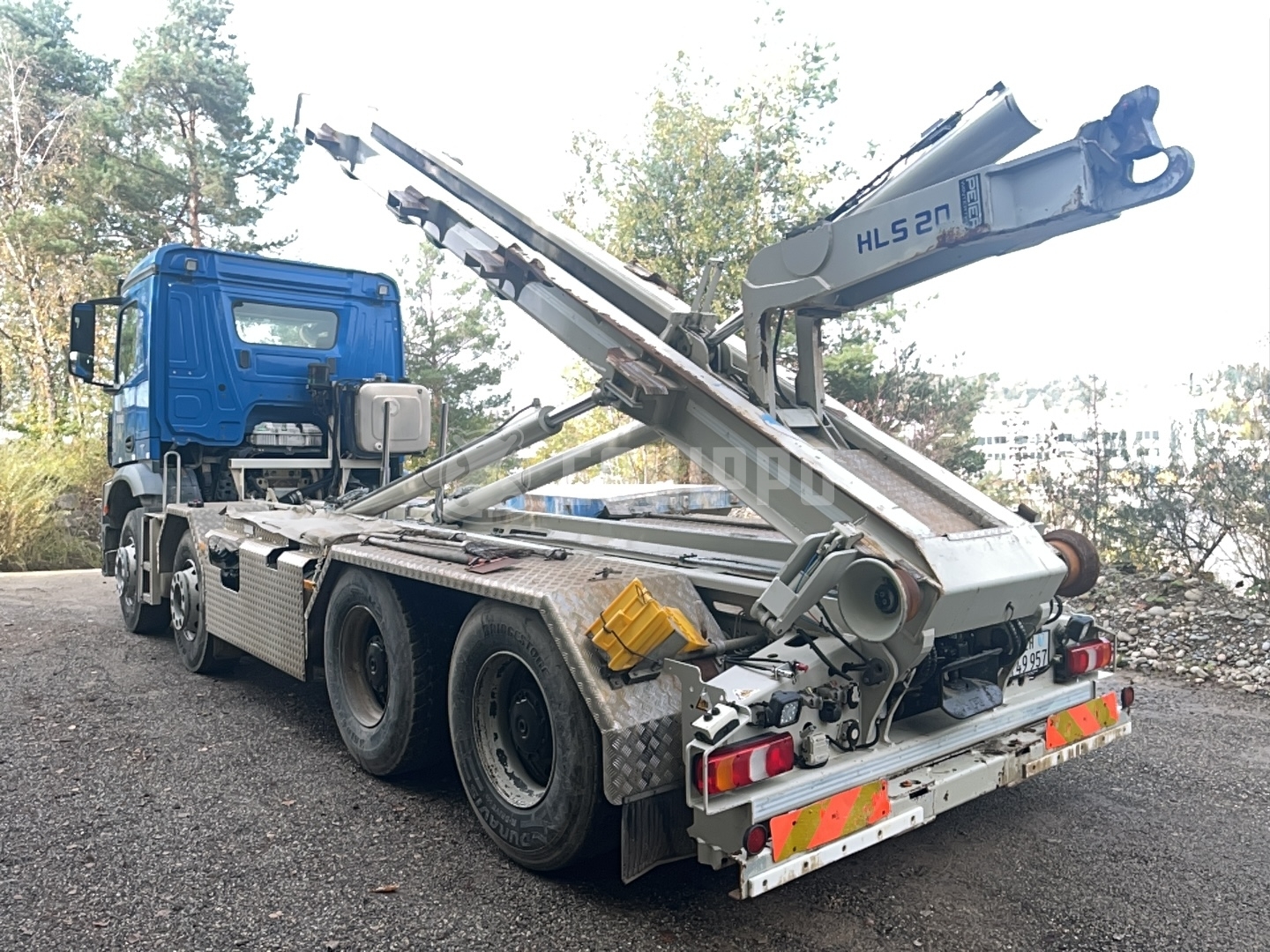 Mercedes-Benz Actros 3243 with 20ft container system - - Used Roll Off-Tipper Truck