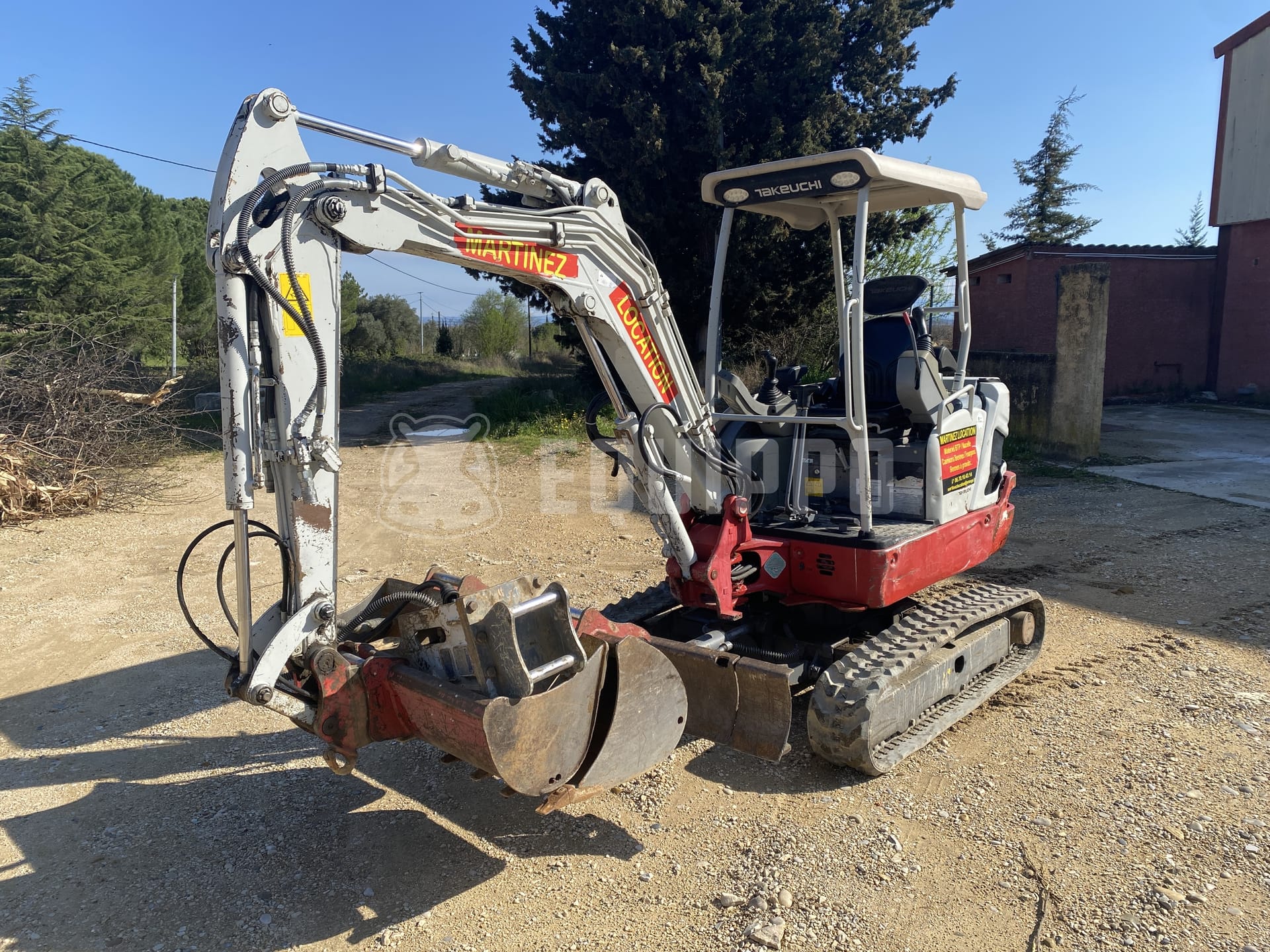 Takeuchi TB225 with 3 buckets and hammer - - Used Mini Excavator < 7t