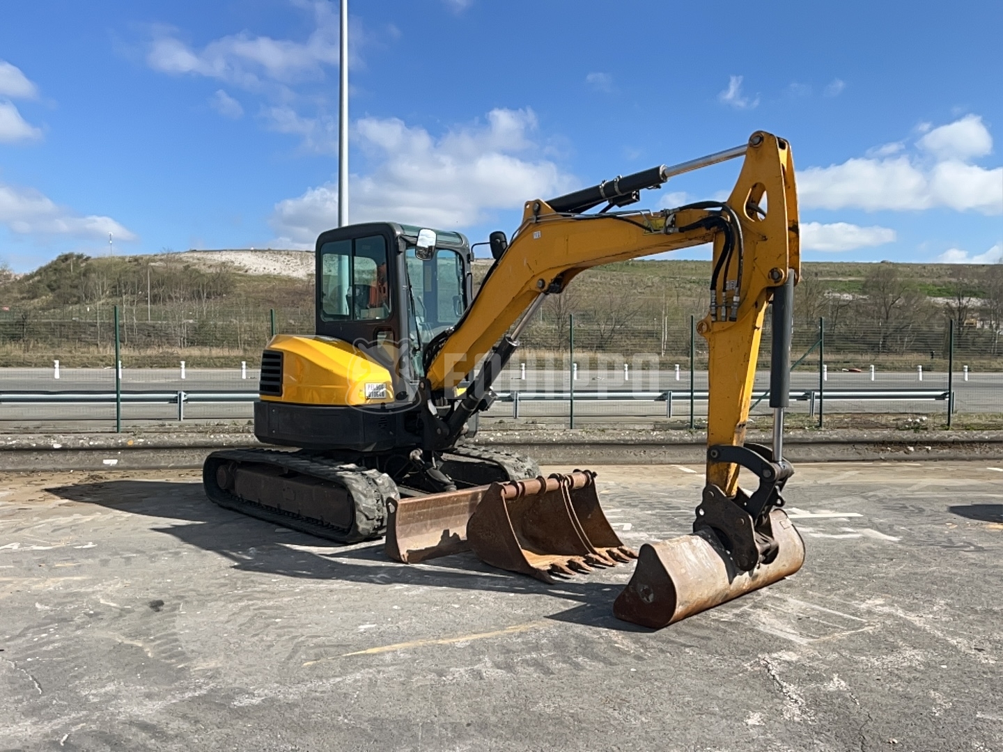Bobcat E50 - 5t Compact Excavator with 3 Buckets for Versatile Earthmoving - - Used Mini Excavator < 7t
