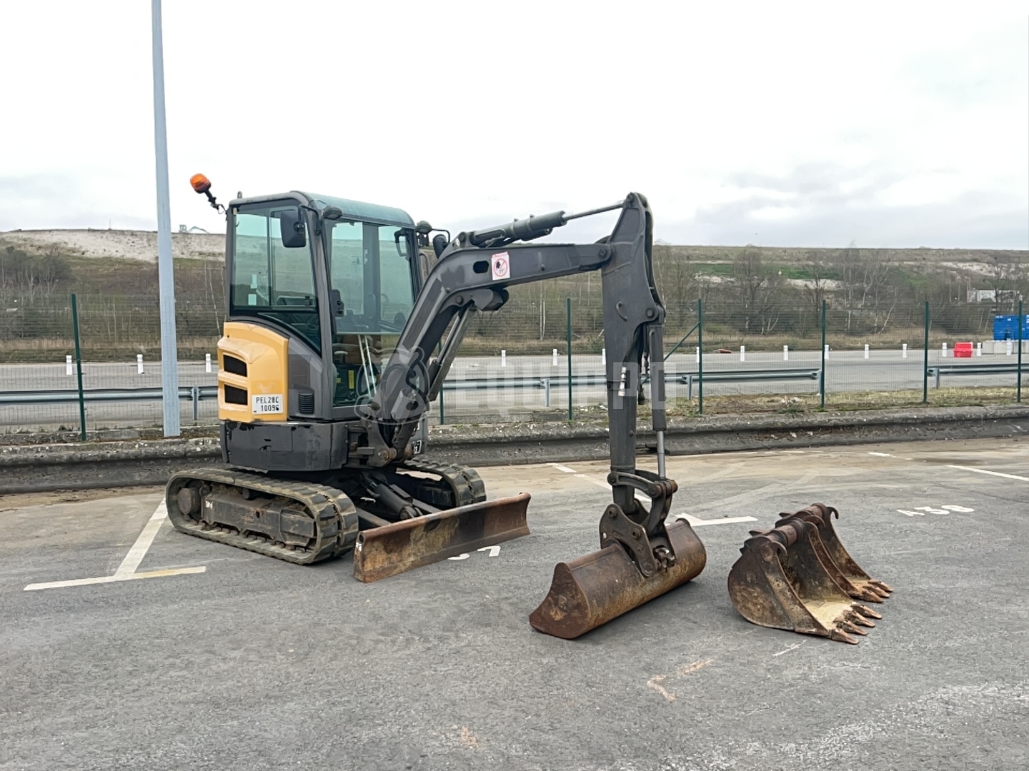 Volvo Ecr 25 D – 2.5t Compact Excavator with 3 Buckets for Efficient Digging - - Used Mini Excavator < 7t