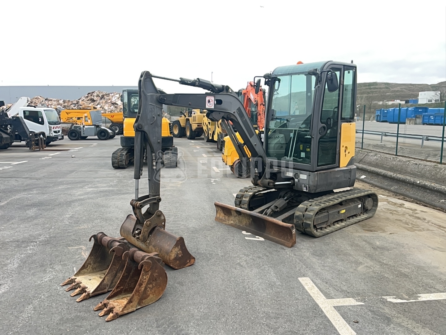 Volvo Ecr 25 D – 2.5t Compact Excavator with 3 Buckets for Efficient Digging - - Used Mini Excavator < 7t
