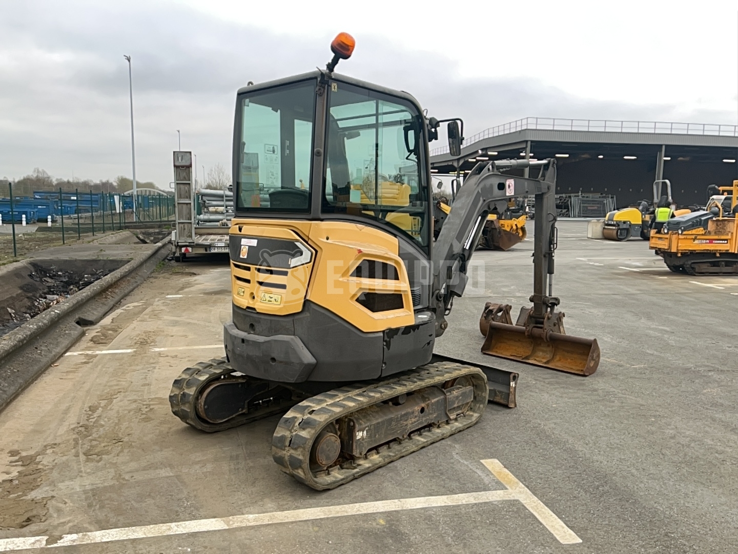 Volvo Ecr 25 D – 2.5t Compact Excavator with 3 Buckets for Efficient Digging - - Used Mini Excavator < 7t