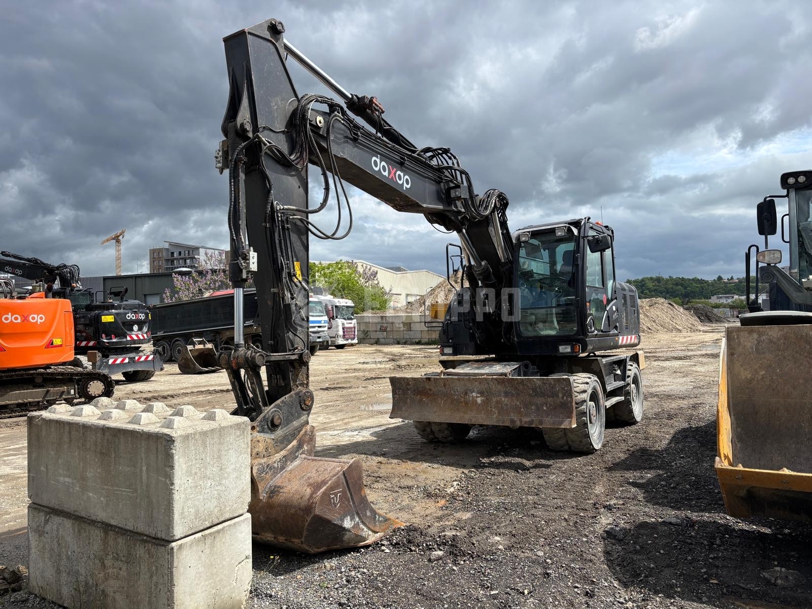 Hitachi ZX170W-6 with 3 buckets - - Used Wheeled Excavator