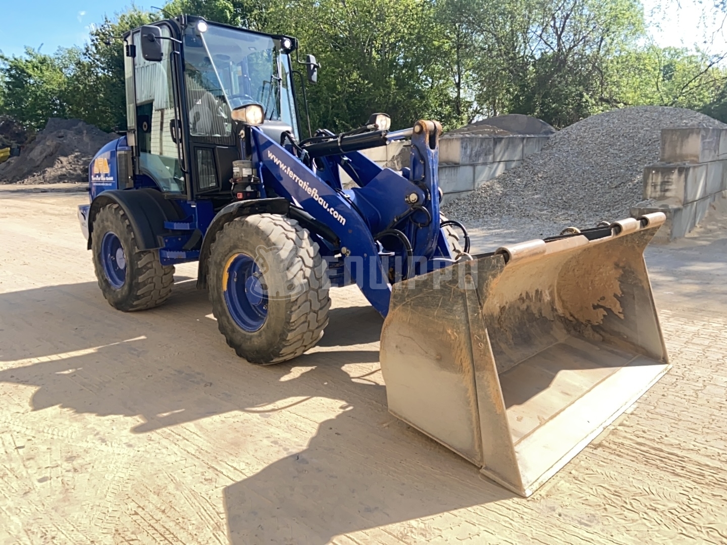 Caterpillar 908M with quickcoupler, bucket and forks - - Used Wheel Loader