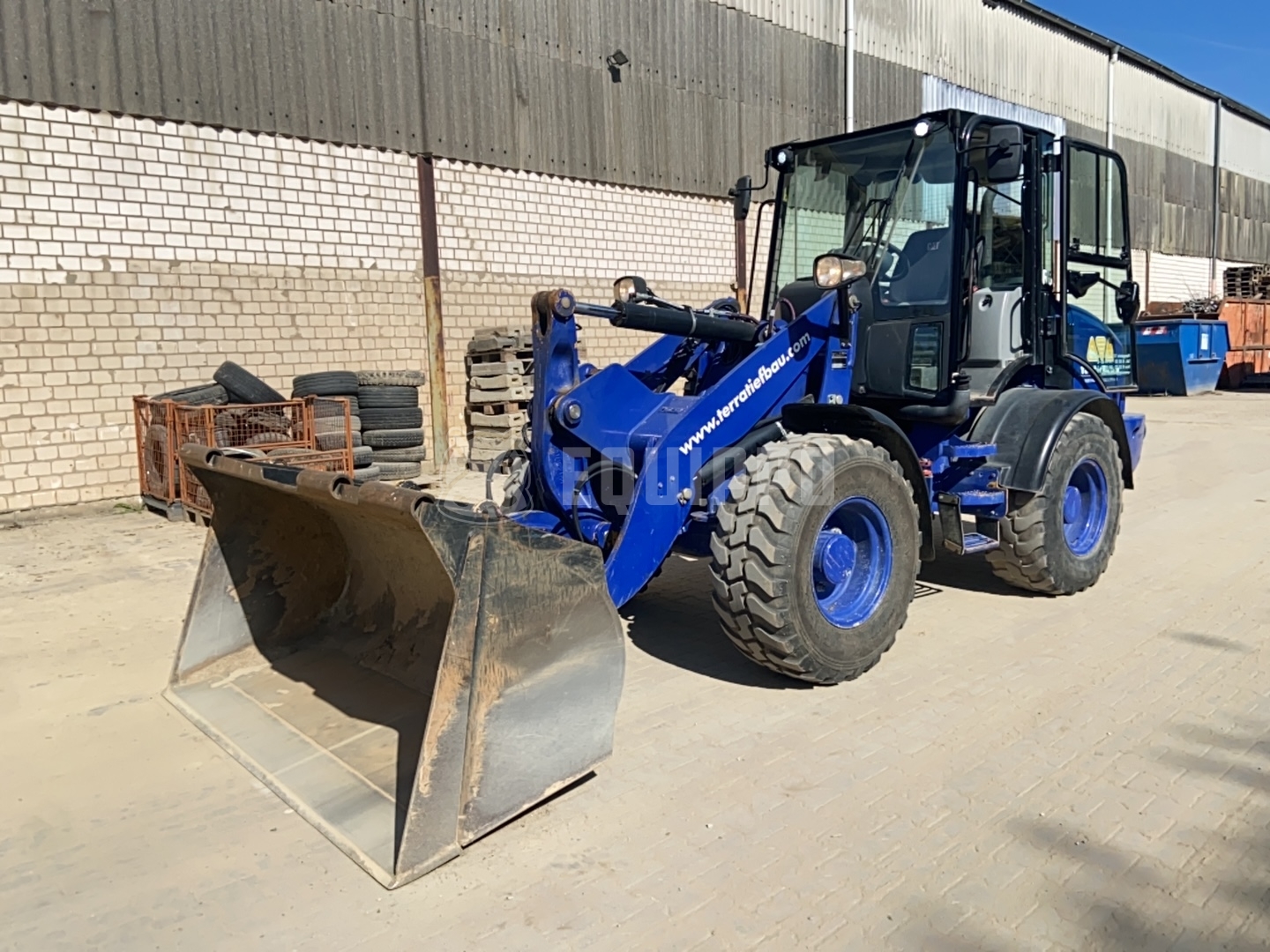 Caterpillar 908M with quickcoupler, bucket and forks - - Used Wheel Loader