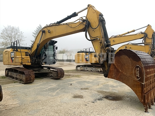 Foto van de Caterpillar 330 FLN met Oilquick OQ-80 snelkoppeling en Graafbak