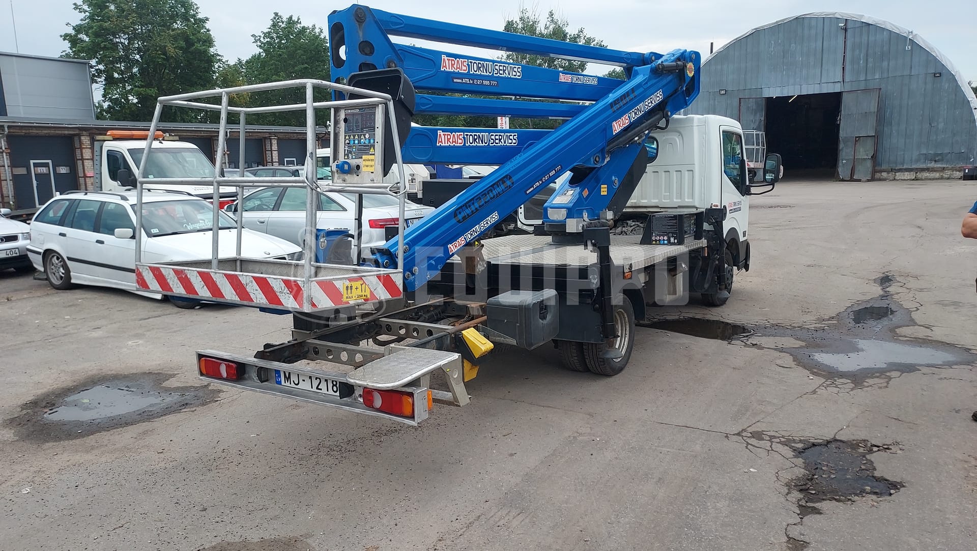 Isoli PNT220NLX na Nissan NT400 - - Używany Podnośnik koszowy montowany na ciężarówce