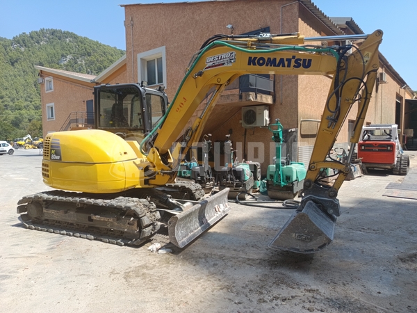 Bild des Komatsu PC80MR-5 mit 2 Löffeln